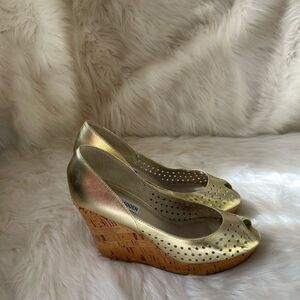 Steve Madden  Visible leather gold perforated slip on wedge peep toe heels SZ 8M